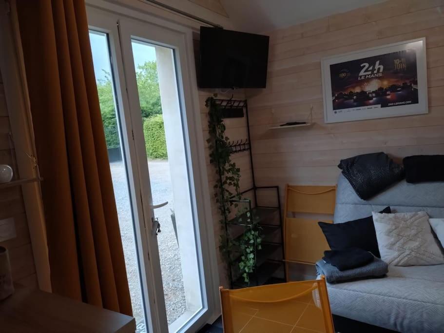 Joli Studio Mezzanine Proche Pole Europeen Yvre-l'Eveque Luaran gambar