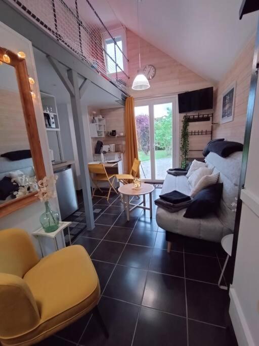 Joli Studio Mezzanine Proche Pole Europeen Yvre-l'Eveque Luaran gambar